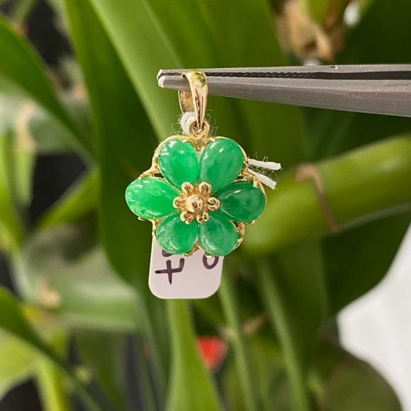 14K Yellow Gold Jade Flower Pendant